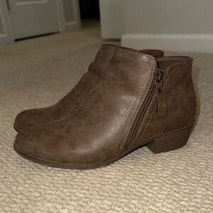 Arizona Jean Co. Light Brown Ankle Bootie Memory Foam Zip Up Women's Size 10W